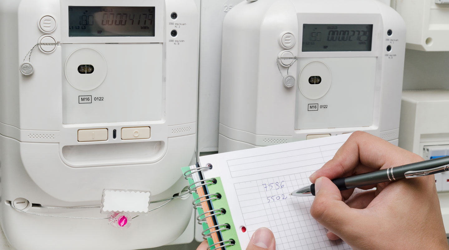 Vue grand angle d'un espace de travail professionnel contemporain avec un compteur électrique visible sur le mur