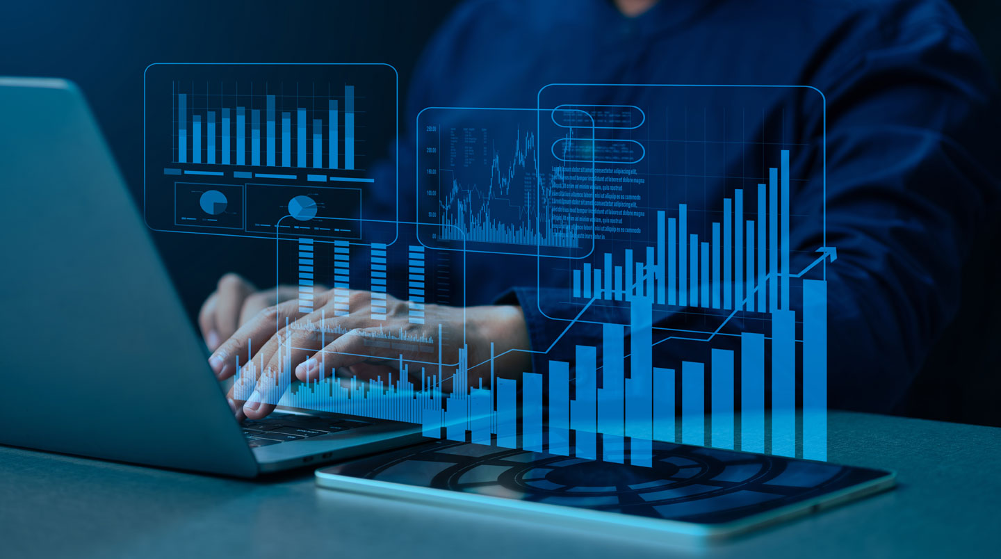 Professionnel du marketing analysant des données de conversion sur écrans d'ordinateur montrant des graphiques d'entonnoir de performance SMS