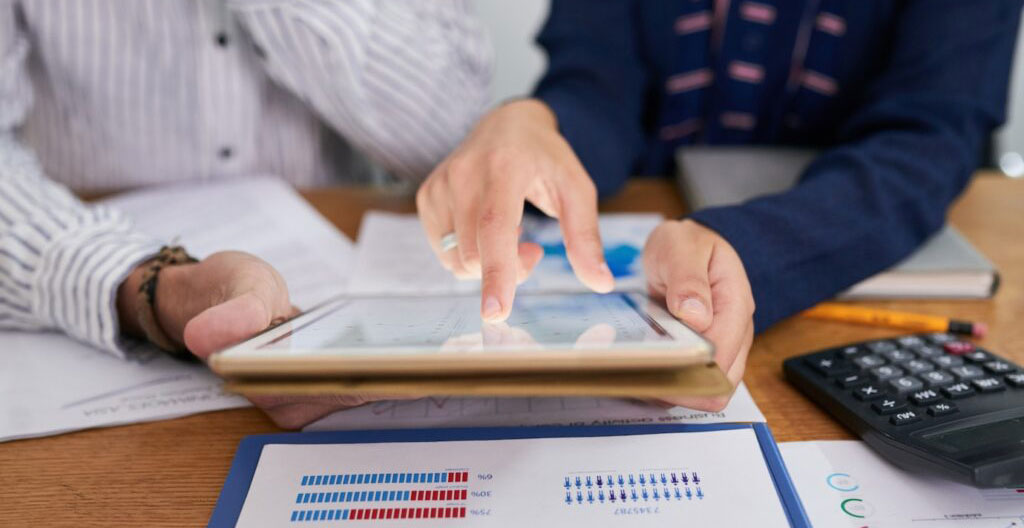 Documents d'optimisation financière incluant plans d'épargne entreprise et dispositifs fiscaux sur bureau moderne